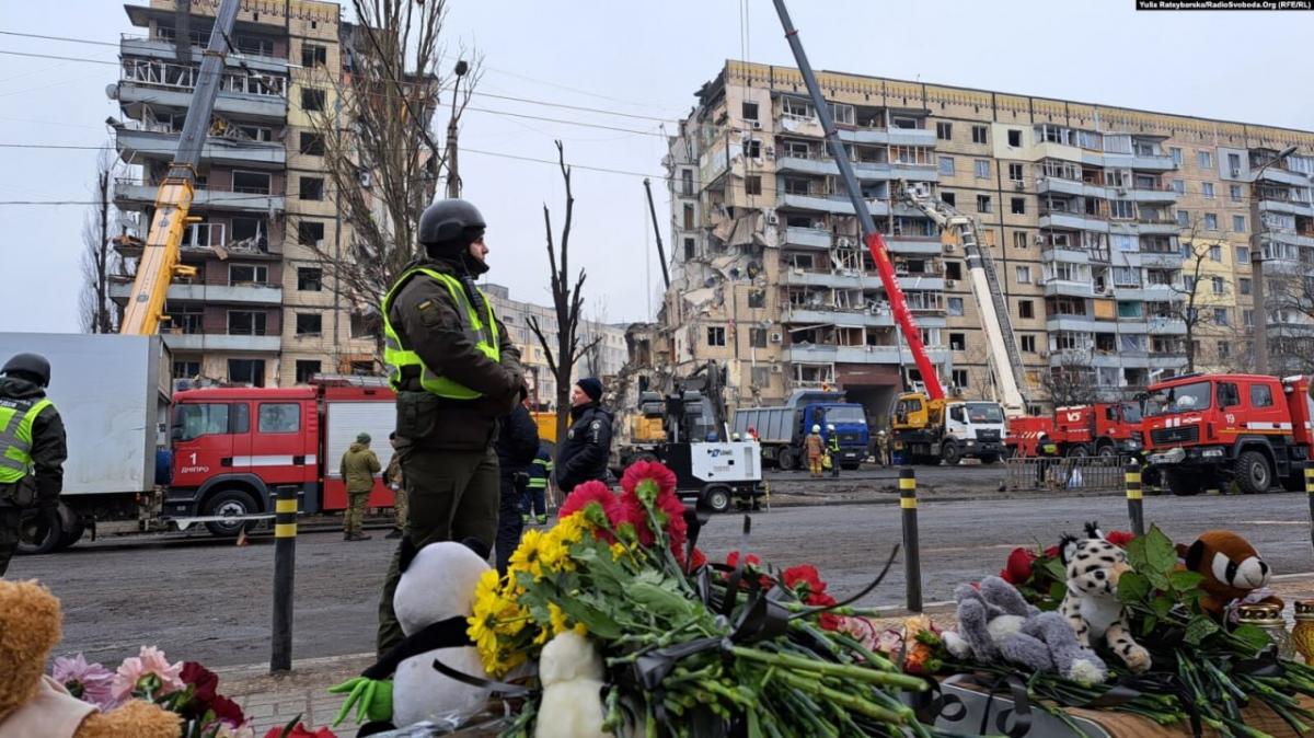На місце ракетного удару в Дніпрі люди несуть квіти та іграшки 