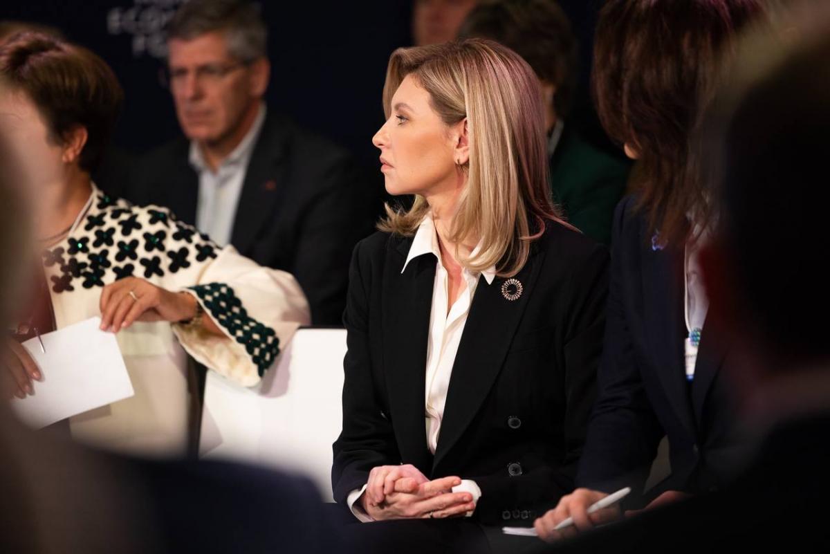 Дізналася про трагедію при людях: Олена Зеленська в Давосі розридалася через загибель монастирського Дізналася про трагедію при людях: Олена Зеленська в Давосі розридалася через загибель монастирського