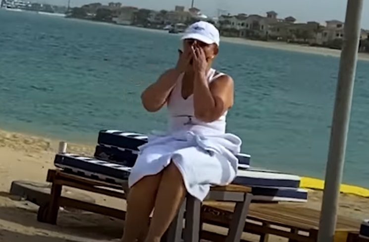 Закрывала лицо и отворачивалась: Тимошенко подловили на пляже в Дубае во время войны