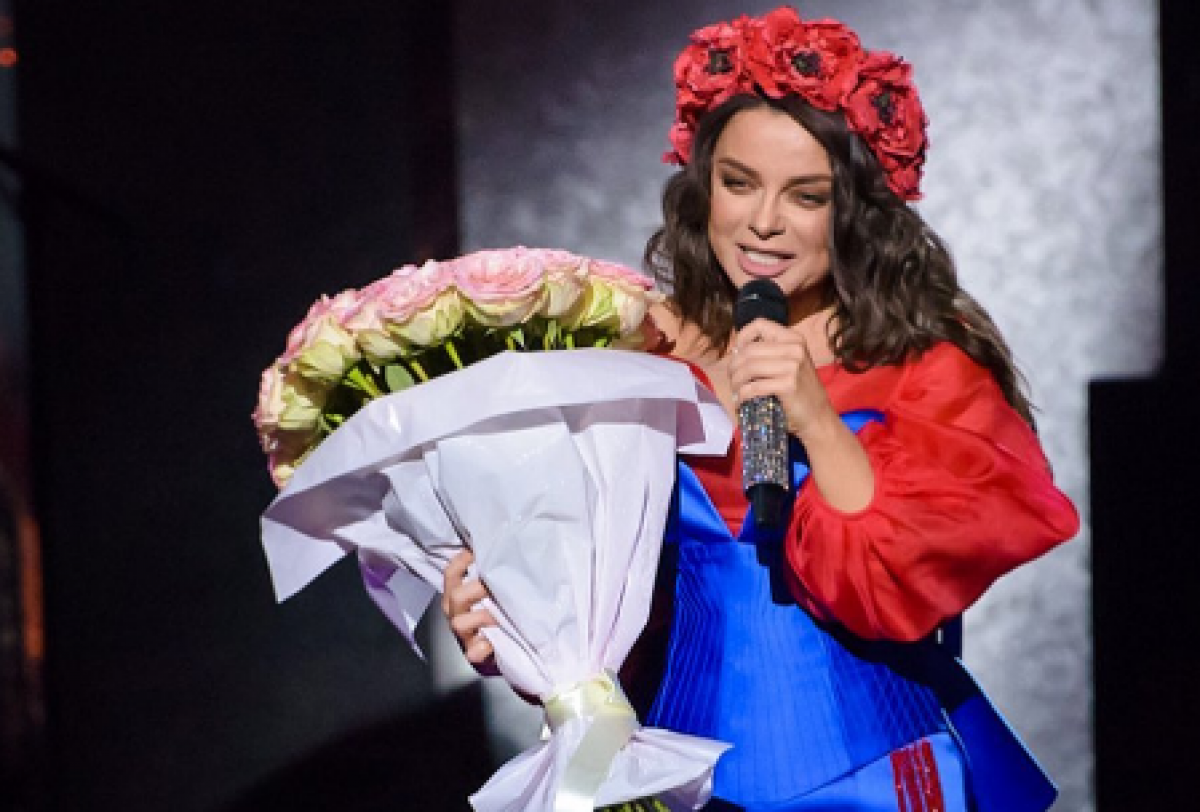 Предательницу Наташу Королеву заплевали за желто-синее платье во время  концерта - Главред