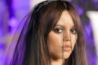 Звезда Уэнздей Дженна Ортега засветила пресс в платье принцессы на Золотом глобусе