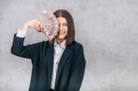 Східний гороскоп пророкує нечуване багатство 4 знакам: хто незабаром купатиметься в грошах
