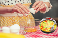 Чому в омлет не можна додавати молоко: рецепт незабутнього сніданку, який готуємо неправильно