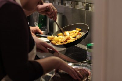 Рум'яна скоринка забезпечена: як правильно смажити картоплю, щоб всі попросили добавки