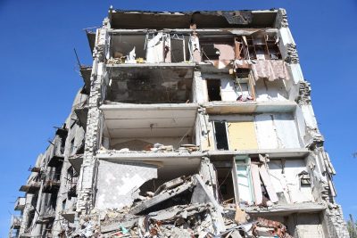 Жилой дом после обстрела оккупантами  в Изюме