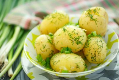 Опытные хозяйки при варке картофеля добавляют в воду секретный ингредиент: невероятный фокус
