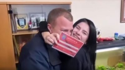 Начальник патрульной полиции Львовщины подарил своей девушке пропуск Начальник патрульной полиции Львовщины подарил своей девушке пропуск