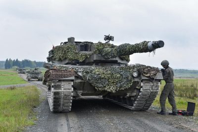 Питання не десятків, а сотень одиниць: Подоляк розповів подробиці про передачу танків Україні
