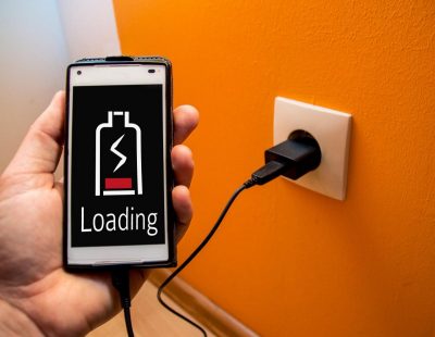 Спасаем жизнь смартфону: чем опасна быстрая зарядка и как правильно оживить гаджет