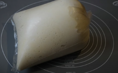 Опытные хозяйки всегда кладут тесто в холодильник или морозилку: зачем так делать