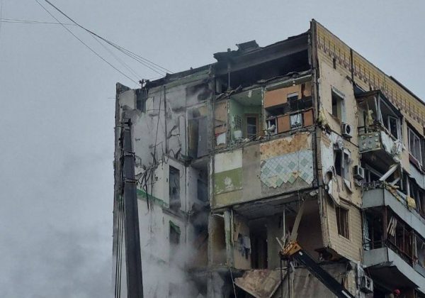 Порятунок з-під руїн і "хвилини тиші": у Дніпрі розбирають завали зруйнованого РФ будинку