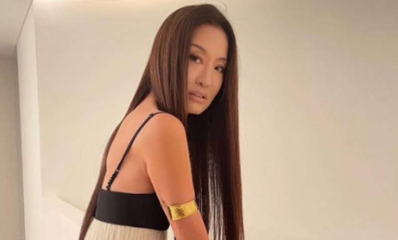 Бабуся, яка підкорила час: 73-річна Віра Вонг похвалилася стрункими ніжками в купальнику