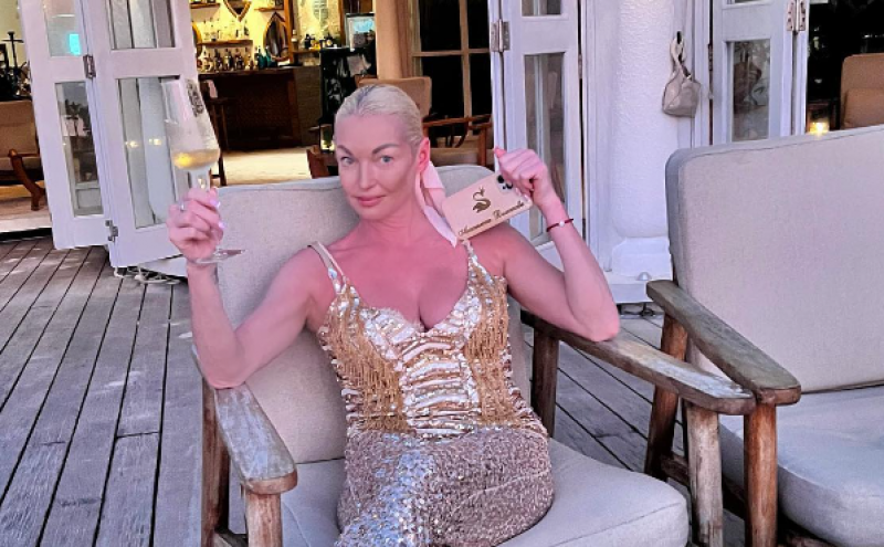 "Трудно впихнуть овалы в треугольники": Волочкова в бикини оконфузилась на Мальдивах