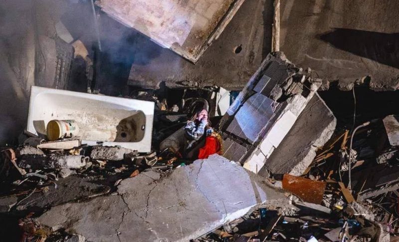 Втратила на війні коханого, батьки під завалами: у Дніпрі дівчина дивом вижила після удару РФ