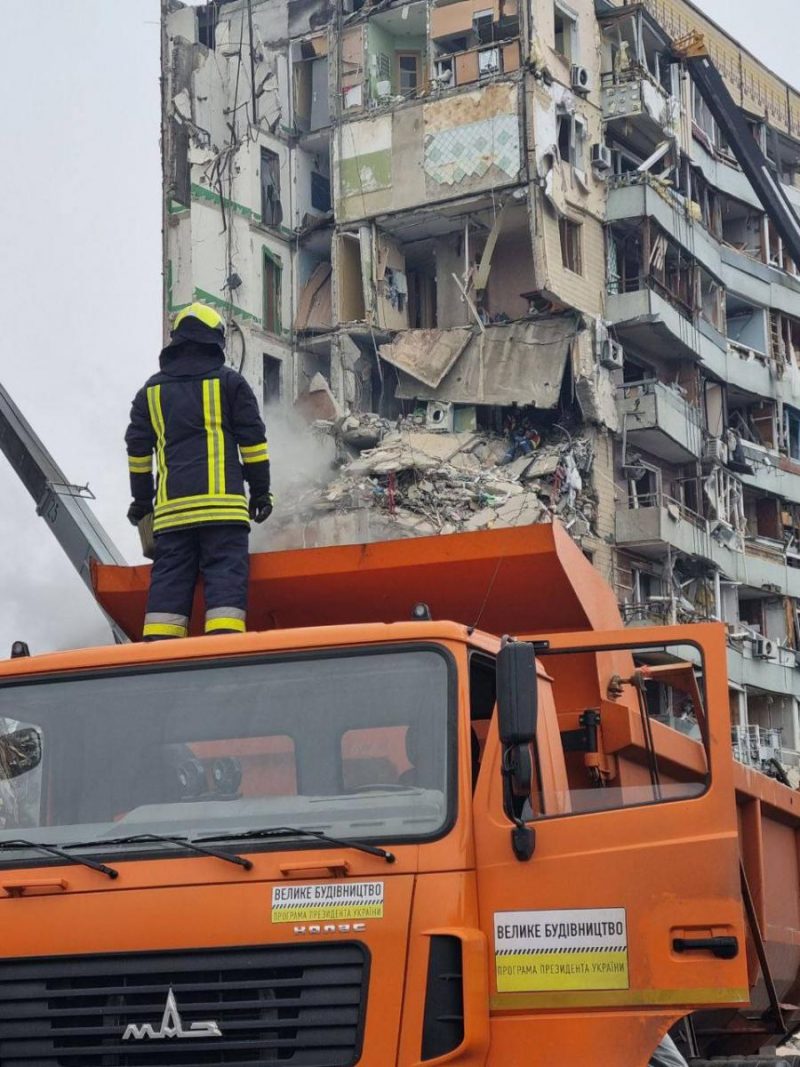 Разбор завалов дома в Днепре