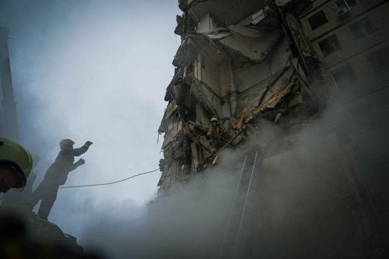 Число жертв российской ракеты в Днепре выросло до 44, под завалами нашли тело еще одного ребенка