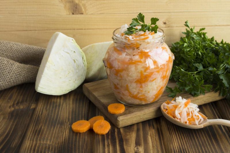 Пальчики оближеш: неймовірний рецепт хрусткої квашеної капусти у власному соку