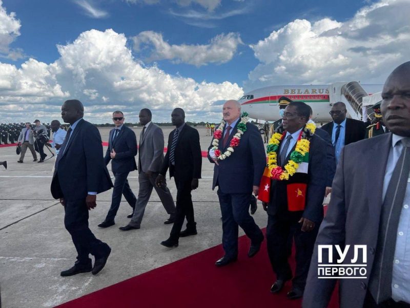 "Вождем дикого племени будет": Лукашенко устроили "дикие танцы" в аэропорту Зимбабве
