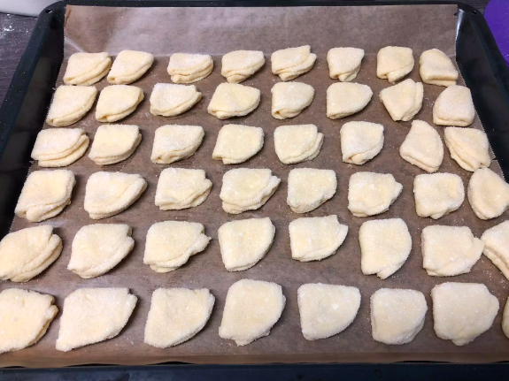 Ніхто не зможе відмовитися: знаменитий рецепт хрусткого печива Гусячі лапки