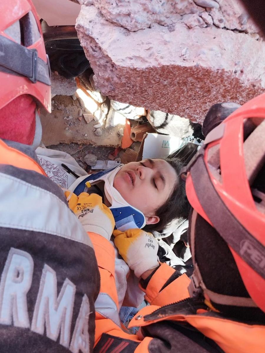 Алейна Олмез провела под завалами  248 часов