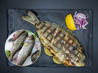 Як за 2 хвилини почистити величезного коропа від луски і не забруднити всю кухню: балдіжний трюк