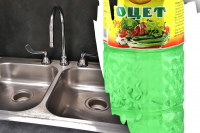 Півсклянки оцту творять чудеса: навіщо його люди заливають в раковину