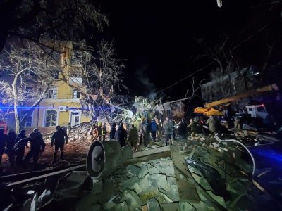 Під завалами кричать люди: російська ракета повністю зруйнувала житловий будинок у Краматорську