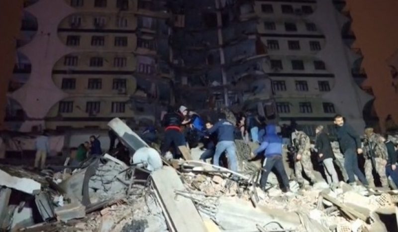 Самое мощное землетрясение за 84 года: в Турции 912 человек погибли, ранены - 5385