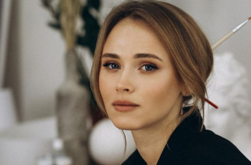 Стальной пресс украинской сцены: Анна Кошмал засветила "кубики" в белом топе