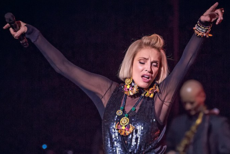 С кудрявым чубчиком и в цветах: Лайма Вайкуле показала свои настоящие волосы без парика