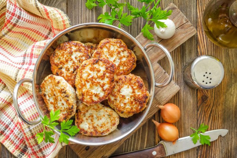 Для чего кладут хлеб в котлеты и чем его можно заменить: секрет сочного блюда