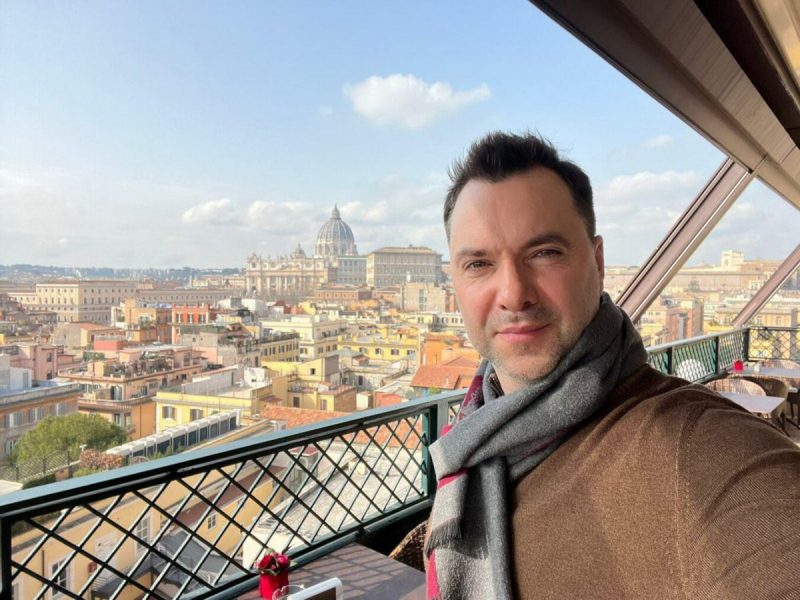 "Кишка тонка": сеть разразилась недовольством из-за странного выезда Арестовича из Украины