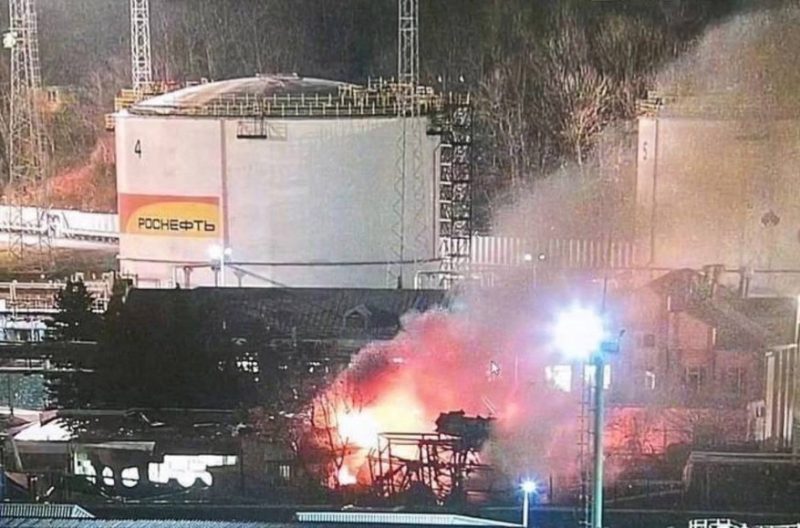 На нафтобазі в Туапсе потужна пожежа після вибухів: стало відомо про атаку БПЛА