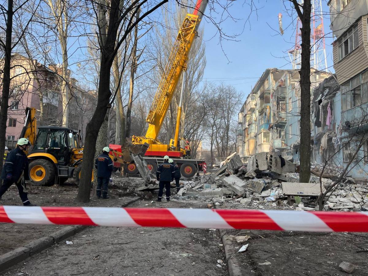 Наслідки влучання ракети у будинок в Запоріжжі Наслідки влучання ракети у будинок в Запоріжжі