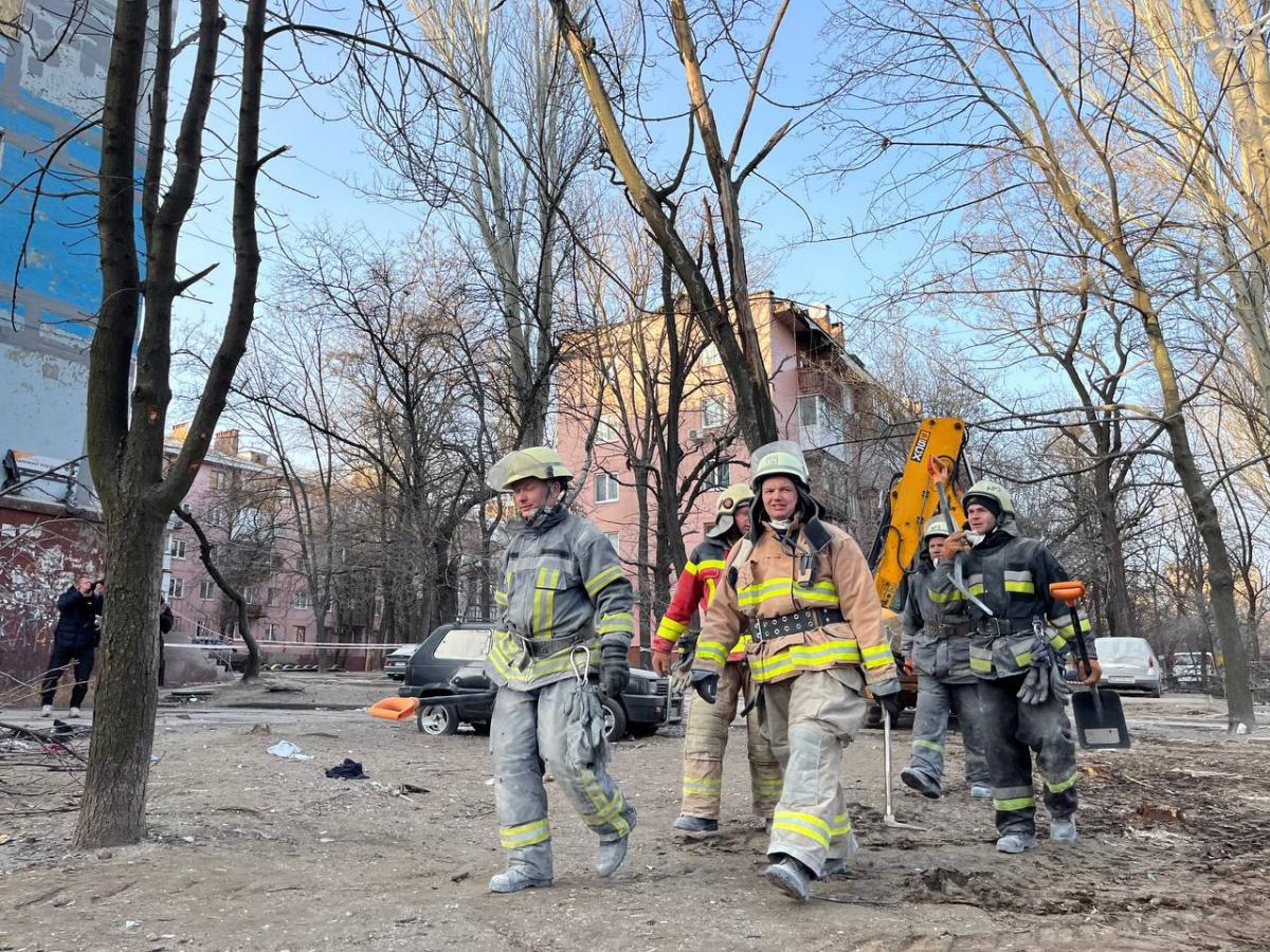 Наслідки влучання ракети у будинок в Запоріжжі Наслідки влучання ракети у будинок в Запоріжжі