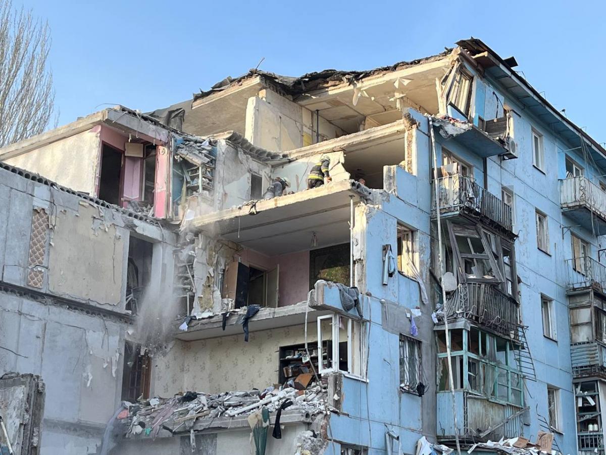 Наслідки влучання ракети у будинок в Запоріжжі Наслідки влучання ракети у будинок в Запоріжжі