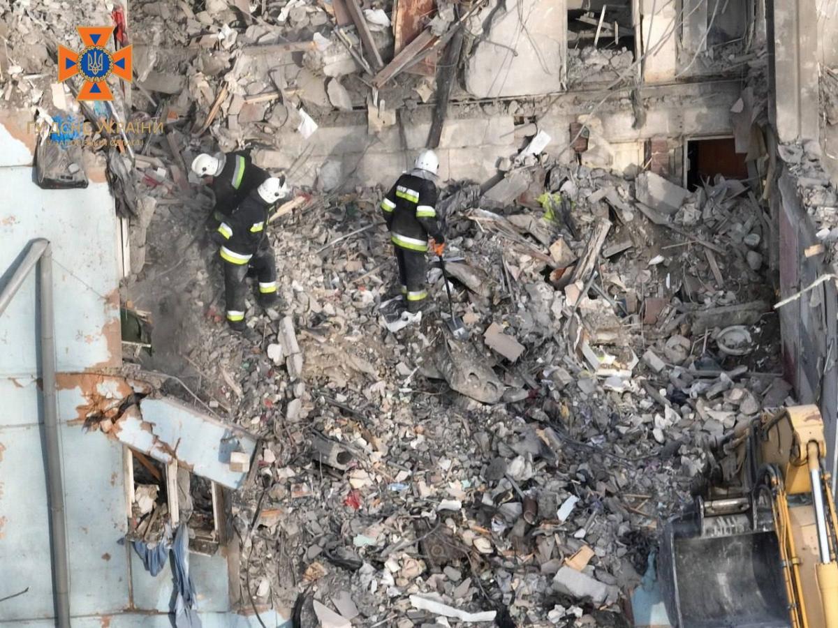 Наслідки влучання ракети у будинок в Запоріжжі Наслідки влучання ракети у будинок в Запоріжжі