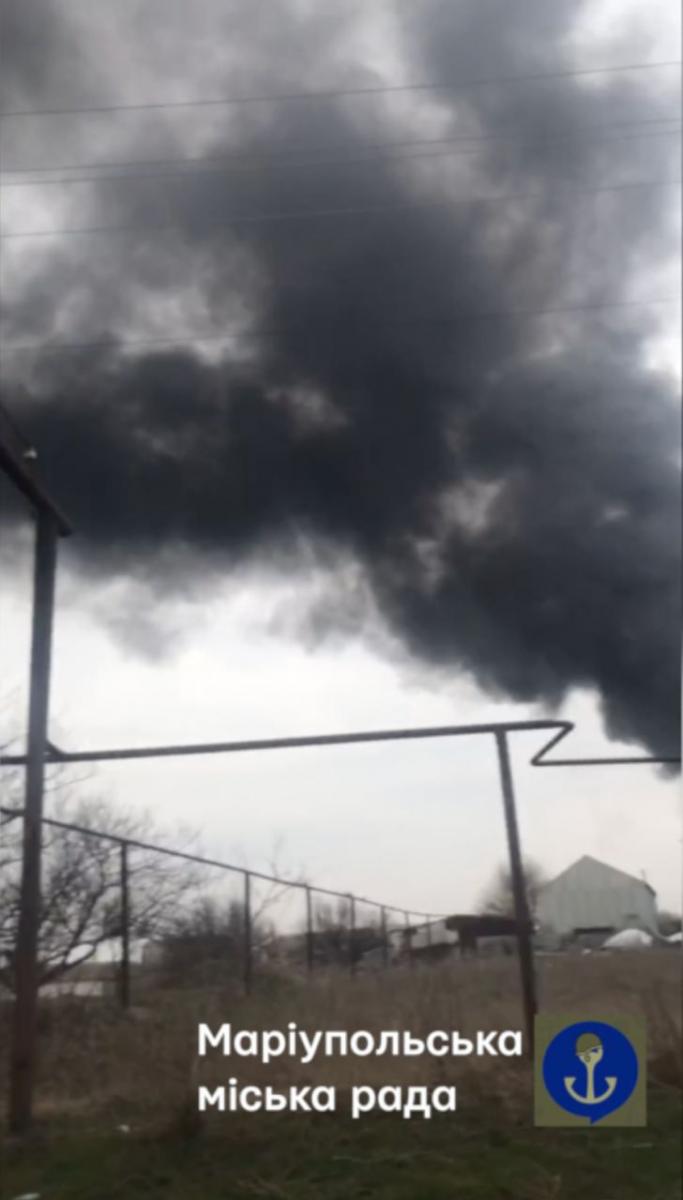 Под Мариуполем горит склад боеприпасов оккупантов