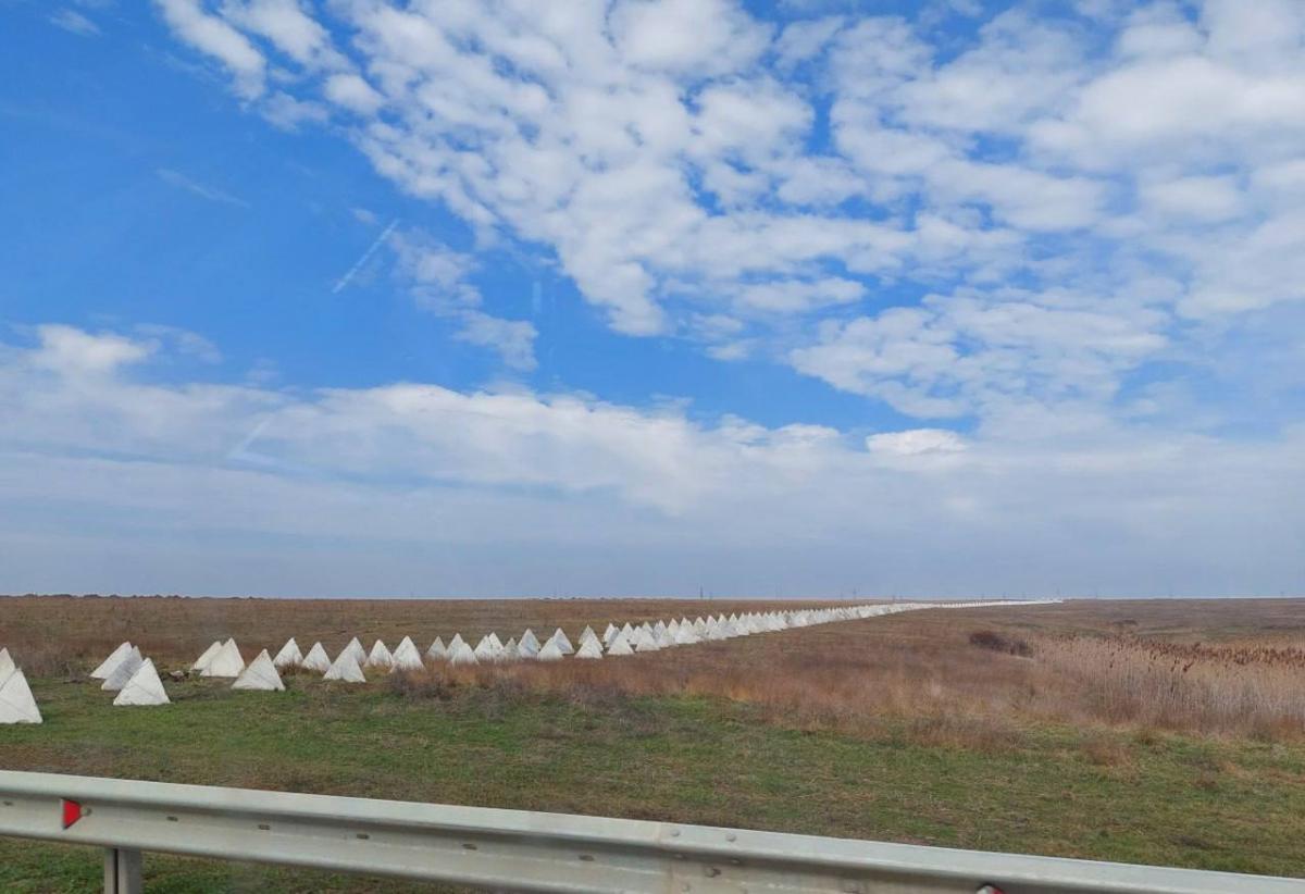 Оккупанты поставили противотанковые заграждения в Крыму