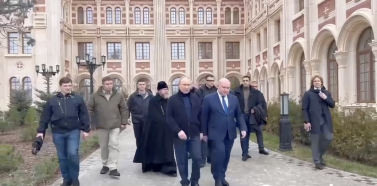 18 марта Путин приехал в оккупированный Крым 
