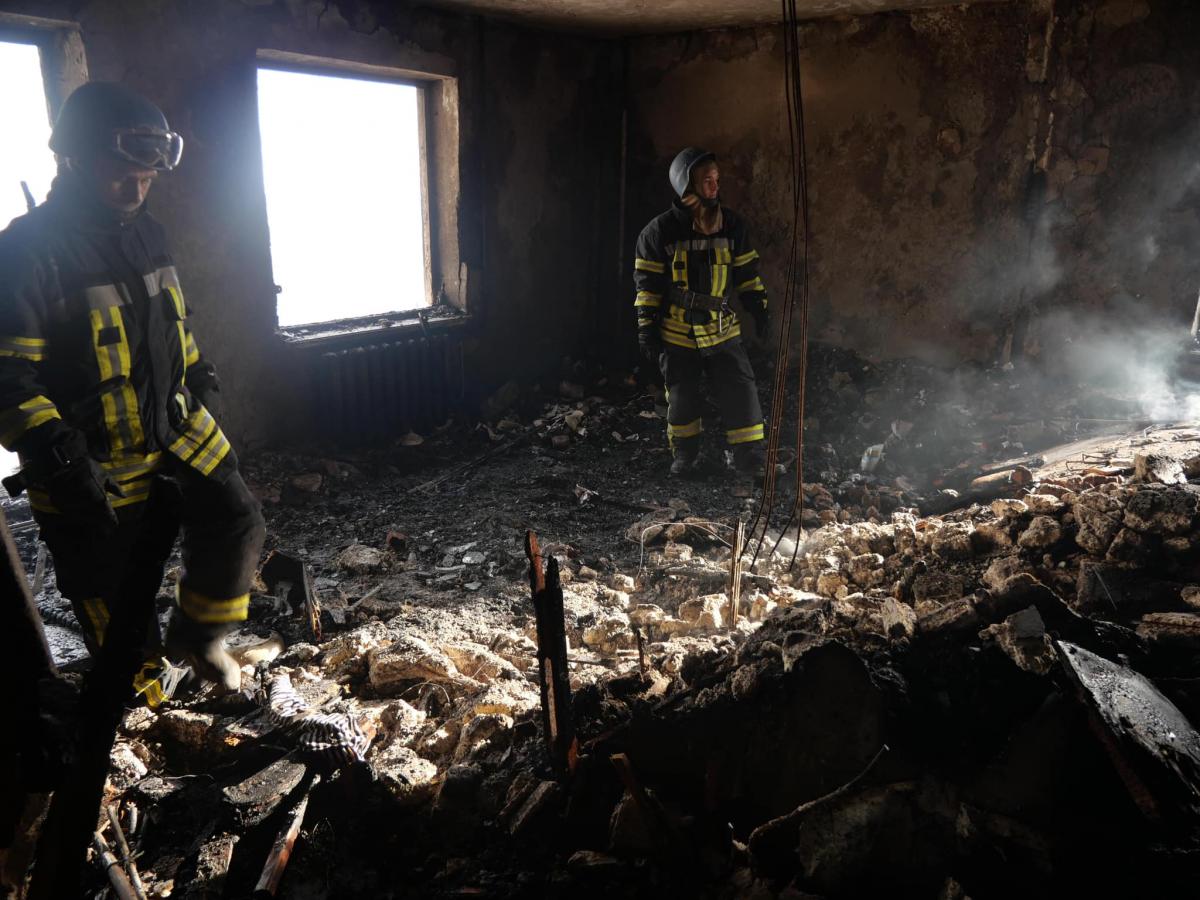 Наслідки влучання російської ракети в багатоповерхівку в Запоріжжі 22 березня Наслідки влучання російської ракети в багатоповерхівку в Запоріжжі 22 березня