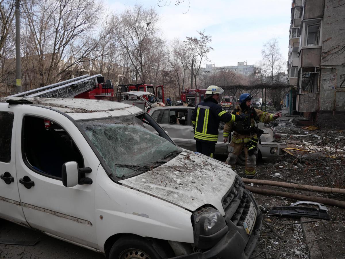 Наслідки влучання російської ракети в багатоповерхівку в Запоріжжі 22 березня Наслідки влучання російської ракети в багатоповерхівку в Запоріжжі 22 березня