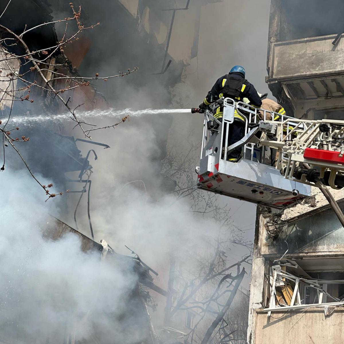 Наслідки влучання російської ракети в багатоповерхівку в Запоріжжі 22 березня Наслідки влучання російської ракети в багатоповерхівку в Запоріжжі 22 березня