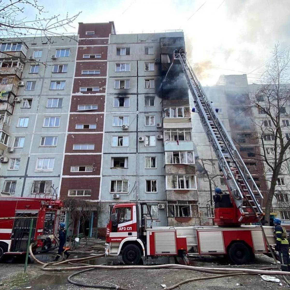 Наслідки влучання російської ракети в багатоповерхівку в Запоріжжі 22 березня Наслідки влучання російської ракети в багатоповерхівку в Запоріжжі 22 березня