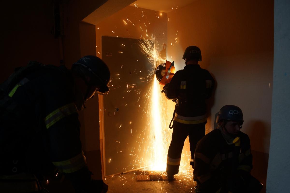 Наслідки влучання російської ракети в багатоповерхівку в Запоріжжі 22 березня Наслідки влучання російської ракети в багатоповерхівку в Запоріжжі 22 березня