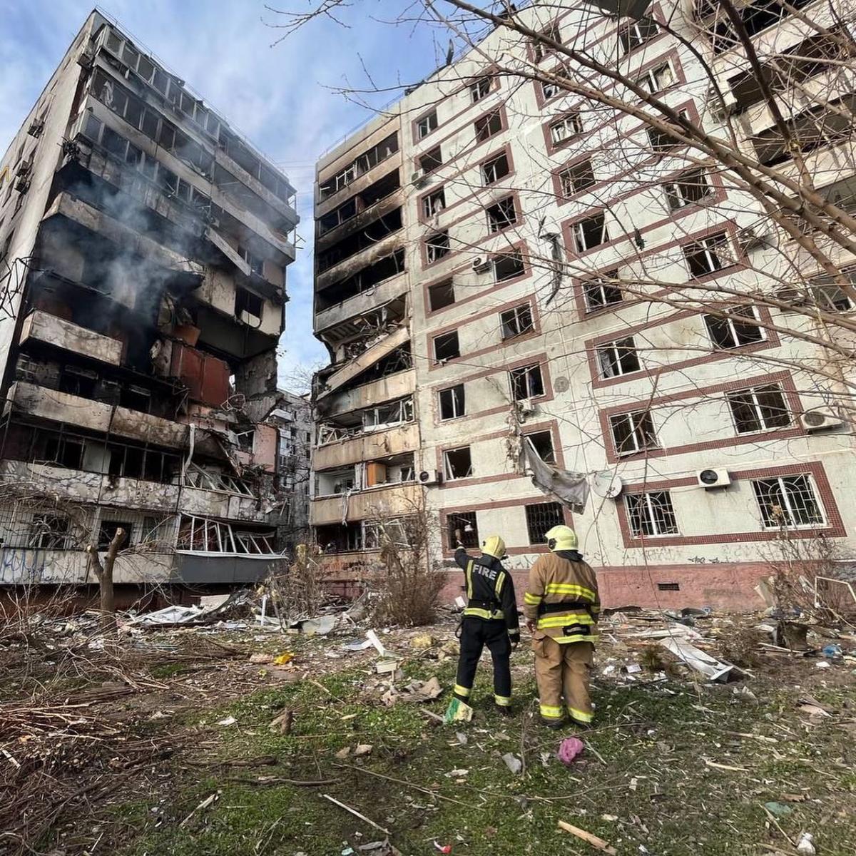 Наслідки влучання російської ракети в багатоповерхівку в Запоріжжі 22 березня Наслідки влучання російської ракети в багатоповерхівку в Запоріжжі 22 березня