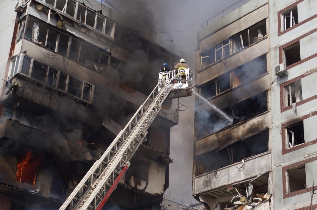 Наслідки влучання російської ракети в багатоповерхівку в Запоріжжі 22 березня Наслідки влучання російської ракети в багатоповерхівку в Запоріжжі 22 березня