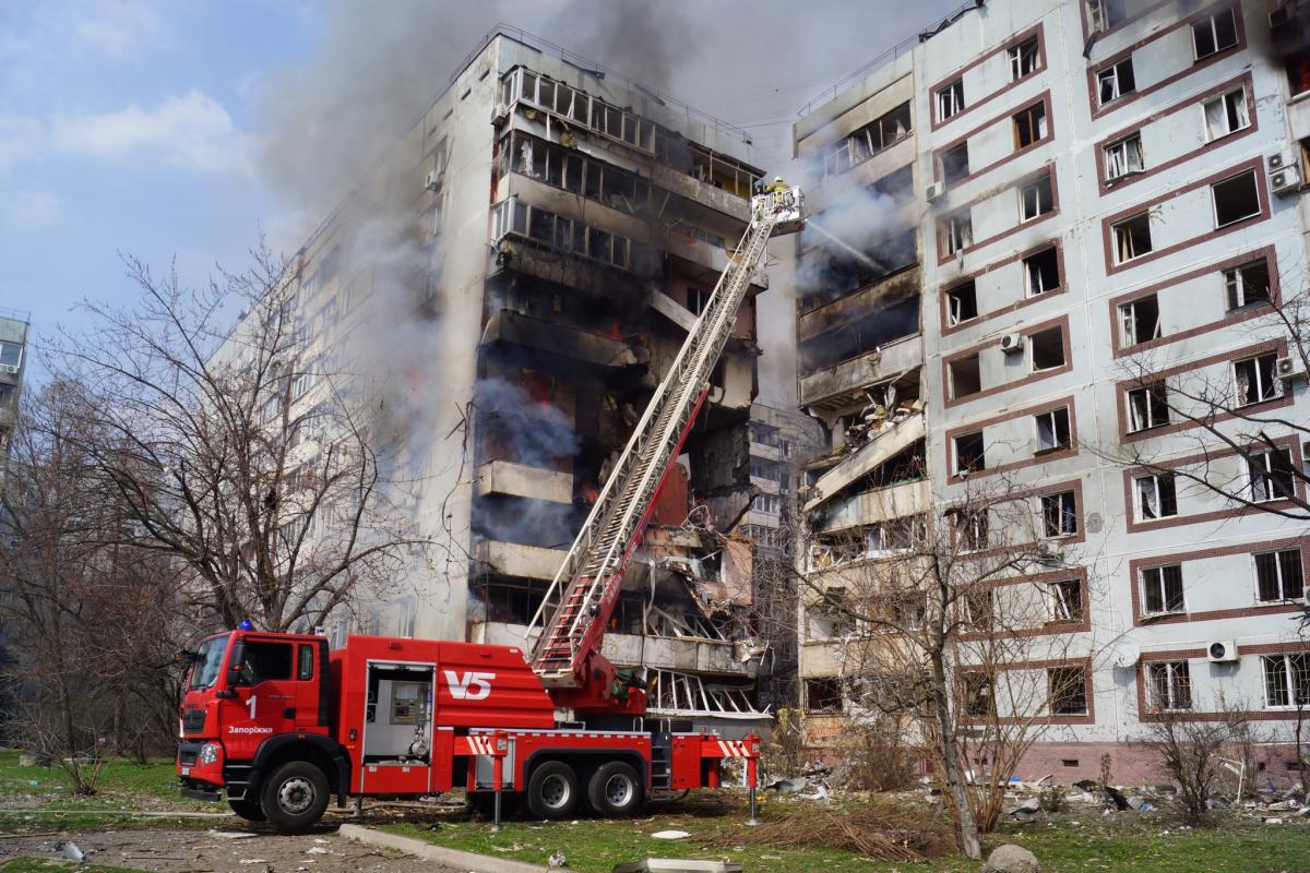 Наслідки влучання російської ракети в багатоповерхівку в Запоріжжі 22 березня Наслідки влучання російської ракети в багатоповерхівку в Запоріжжі 22 березня