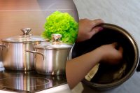 Чтобы не пришлось выбрасывать на помойку: 5 способов, как отмыть кастрюлю от нагара