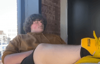 Жінка по всьому світу шукає взуття для свого 14-річного сина: що сталося